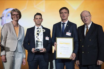 Hermes Award 2018: Federal Minister of Education and Research Anja Karliczek (left) presented the award to Giovanni Colucci and Harald Hartweck (center) from Endress+Hauser Messtechnik. On the right, jury chairman Prof. Dr. Wolfgang Wahlster from the DF Hermes Award 2018: Federal Minister of Education and Research Anja Karliczek (left) presented the award to Giovanni Colucci and Harald Hartweck (center) from Endress+Hauser Messtechnik. On the right, jury chairman Prof. Dr. Wolfgang Wahlster from the DF