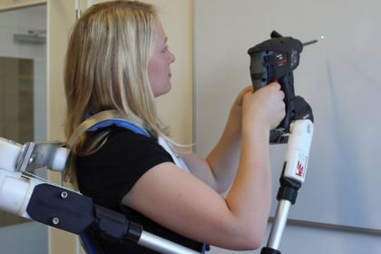 Power support through "3rd arm" for craftsmen