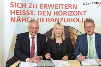 from left to right: Martin Roschkowski, Petra Haarburger, Dr. Roland Fleck