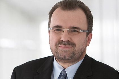 Siegfried Russwurm, Siemens Vorstandsmitglied und CEO des Sektors Industry: »Diese Partnerschaft ist ein wichtiges Fundament für die Produktion der Zukunft und von Industrie 4.0.« Siegfried Russwurm, Siemens Vorstandsmitglied und CEO des Sektors Industry: »Diese Partnerschaft ist ein wichtiges Fundament für die Produktion der Zukunft und von Industrie 4.0.«