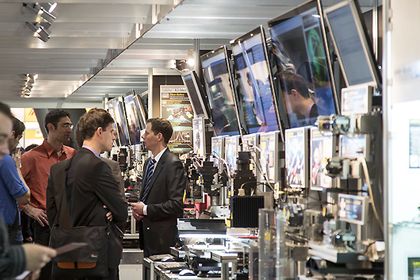 Besucher der Vision 2014 an einem Messestand