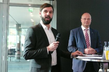 Florian Niethammer (links), Messe Stuttgart, und Dr. Olaf Munkelt, VDMA