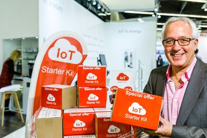 Christoph Müller von Beck IPC auf der SPS IPC Drives 2016 mit Iot-Starterkit Christoph Müller von Beck IPC auf der SPS IPC Drives 2016 mit Iot-Starterkit