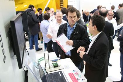 Besucher auf der embedded world