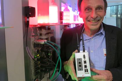 Hans-Jürgen Hilscher präsentiert das Edge Gateway Hans-Jürgen Hilscher präsentiert das Edge Gateway