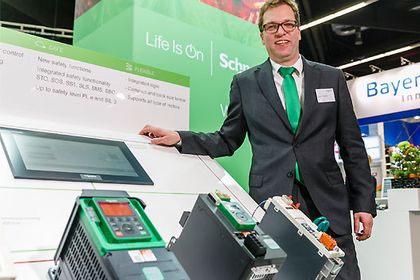 Jürgen Spiertz von Schneider Electric mit dem Altivar 340 Jürgen Spiertz von Schneider Electric mit dem Altivar 340
