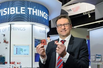 John Jones am Stand von Avnet Memec - Silica