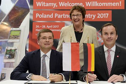 Pawel Chorazy, Brigitte Zypris und Jochen Köcgkler auf der Hannover Messe 2016