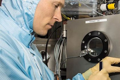 Forscher vom ZSW mit Weltrekordsolarzelle Forscher vom ZSW mit Weltrekordsolarzelle