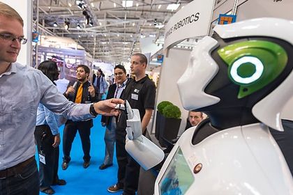 Visitors and robots at Automatica 2016
