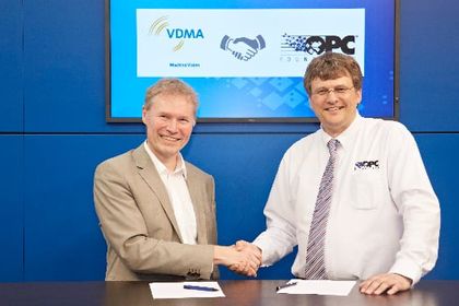 Dr. Klaus-Henning Noffz (links) und Stefan Hoppe bei der Unterzeichnung des Memorandum of Understanding