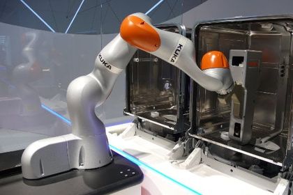 Schon auf der Automatica 2014 erstmals vorgestellt, aber immer noch hochaktuell ist der einarmige Leichtbauroboter »LBR iiwa« von Kuka - iiwa steht für »Intelligent Industrial Work Assistant«. Hier ist er bei der Montage von Geschirrspülern tätig.
