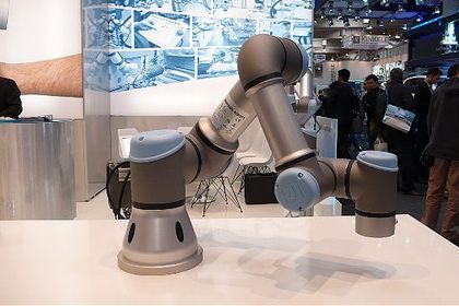 Der dänische MRK-Pionier Universal Robots präsentierte den einarmigen Leichtbau-Tischroboter UR3, der bei einem Gewicht von 11 kg eine Traglast von 3 kg hat. Weil er so programmierbar ist, dass er bei einer Kontaktkraft von 50 N automatisch stoppt, k Der dänische MRK-Pionier Universal Robots präsentierte den einarmigen Leichtbau-Tischroboter UR3, der bei einem Gewicht von 11 kg eine Traglast von 3 kg hat. Weil er so programmierbar ist, dass er bei einer Kontaktkraft von 50 N automatisch stoppt, k