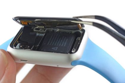 Die Abdeckung der Apple Watch Sport wird geöffnet Die Abdeckung der Apple Watch Sport wird geöffnet