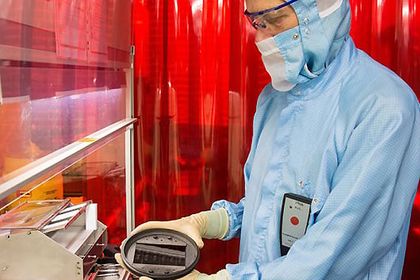 Forscher am ZSW mit CIGS-Dünnschichtsolarzellen 