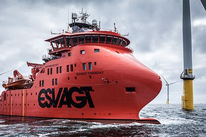 2 Serviceschiff von Siemens vor Offshore-Windkraftanlage 2 Serviceschiff von Siemens vor Offshore-Windkraftanlage