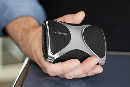 Das Kraftwerk für die Hosentasche: Mit der mobilen Brennstoffzelle lassen sich Smartphones, Tablets und andere mobile Endgeräte mit USB-Anschluss laden. Das Kraftwerk für die Hosentasche: Mit der mobilen Brennstoffzelle lassen sich Smartphones, Tablets und andere mobile Endgeräte mit USB-Anschluss laden.