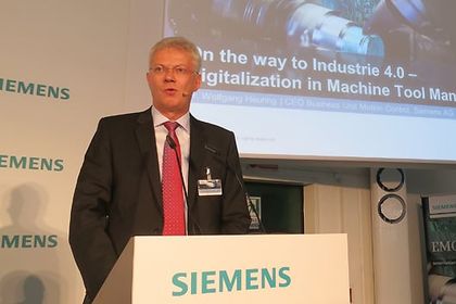 Dr. Wolfgang Heuring von Siemens auf der Pressekonferenz zur EMO 2015, Bild Computer&AUTOMATION
