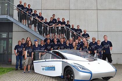 Studenten-Team der Hochschule Bochum mit dem ThyssenKrupp SunRiser Studenten-Team der Hochschule Bochum mit dem ThyssenKrupp SunRiser