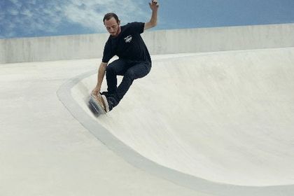 Rollen unter dem Skateboard gibt es nicht: das suprleitende Material schwebt über den in die Bahn eingelassenen Magnetschienen und trägt den Fahrer Rollen unter dem Skateboard gibt es nicht: das suprleitende Material schwebt über den in die Bahn eingelassenen Magnetschienen und trägt den Fahrer