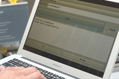 Assistenzsystem im Test in der Modellanlage der SmartFactoryOWL der Fraunhofer-Gesellschaft