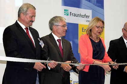 Prof. Reimund Neugebauer, Dr. Stefan Mengel, Cornelia YAzer und Prof. Klaus Dieter lang bei der Eröffnung des Zentrums AdaptSys Prof. Reimund Neugebauer, Dr. Stefan Mengel, Cornelia YAzer und Prof. Klaus Dieter lang bei der Eröffnung des Zentrums AdaptSys