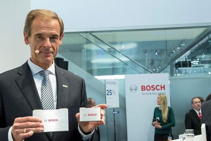 Denner: »Bis 2020 wollen wir Batterien fertigen, die nur noch ein Viertel des Volumens und die halbe Masse haben.« Denner: »Bis 2020 wollen wir Batterien fertigen, die nur noch ein Viertel des Volumens und die halbe Masse haben.«