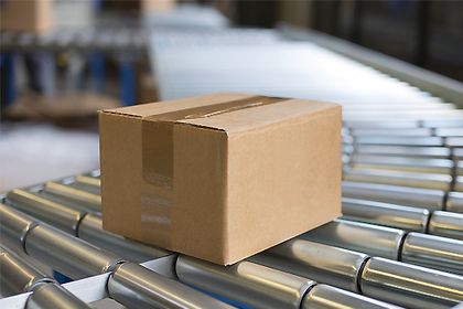 Paket auf Laufband Paket auf Laufband