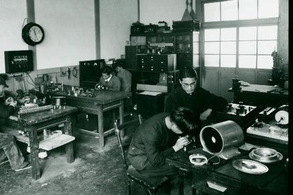Weitere Laboratorien folgen, eins davon – das Labor von Miyaji Tomota, der später der fünfte Präsident von Yokogawa wird – entwickelt elektrische Indikatoren. Shin Aoki bittet seinen Kollegen, Bedienfeld-Anzeigen herzustellen, die auch den rauen Bed Weitere Laboratorien folgen, eins davon – das Labor von Miyaji Tomota, der später der fünfte Präsident von Yokogawa wird – entwickelt elektrische Indikatoren. Shin Aoki bittet seinen Kollegen, Bedienfeld-Anzeigen herzustellen, die auch den rauen Bed
