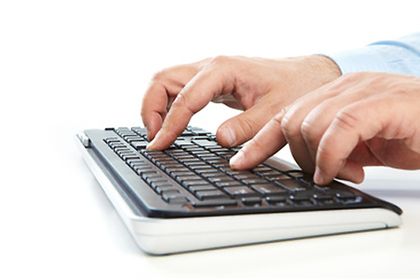 Hände auf PC-Tastatur