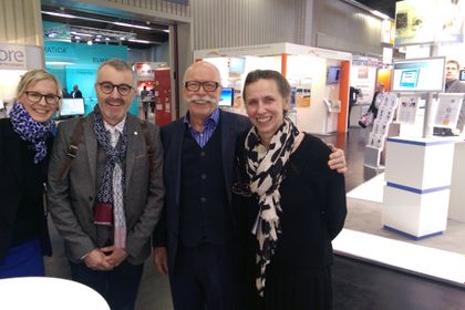 Freudiges Wiedersehen am WEKA-Stand: Iris Stroh (Markt & Technik), Roland Ackermann, Guy Forster (TKO), Stefanie Eckardt (Elektronik automotive, von rechts nach links)
