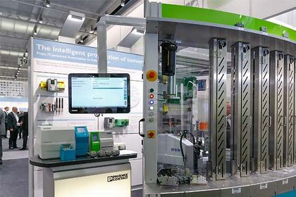 Demo beim Stand von Phoenix Contact