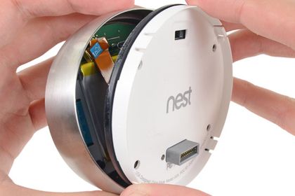 Das Smart-Thermostat von Nest wird aufgeschraubt Das Smart-Thermostat von Nest wird aufgeschraubt