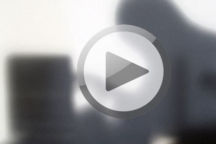 Videovorschaubild zum Film über Security bei der Embedded-Entwicklung: schwarzer Schatten vor einem Laptop