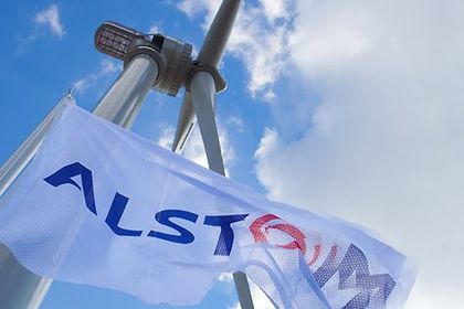 Alstom-Flagge vor Windkraftanlage