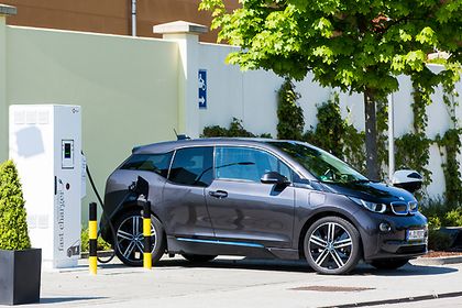 BMW i3 an einer DC-Schnellladesäule im Ingolstadt Village an der A9 BMW i3 an einer DC-Schnellladesäule im Ingolstadt Village an der A9
