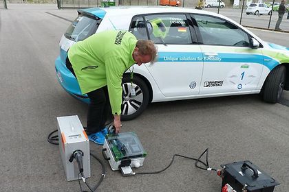 Frank Schröder beim Anschluss der Quickcharge-Box und der FrankundFrank-Box Frank Schröder beim Anschluss der Quickcharge-Box und der FrankundFrank-Box