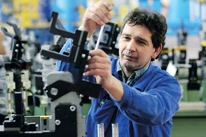 Kuka-Mitarbeiter bei der Vormontage einer Automobilproduktionsanlage Kuka-Mitarbeiter bei der Vormontage einer Automobilproduktionsanlage