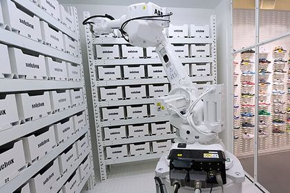ABB-Roboter Typ IRB 2600 in Berliner Schuhgeschäft ABB-Roboter Typ IRB 2600 in Berliner Schuhgeschäft