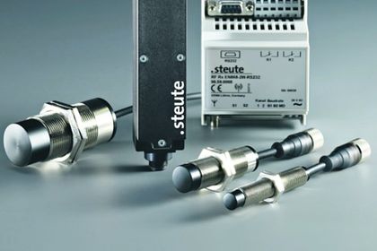 steute, Anbringung Induktivsensor an beweglichen Maschinenteil