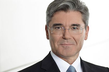 Joe Kaeser ist seit 1. August 2013 Vorstandsvorsitzender der Siemens AG. Zuvor war er der Finanzchef des Münchner Konzerns. Kaeser folgte auf Peter Löscher, der Ende Juli aus dem Amt des Siemens-Chefs ausschied. Sein Ausscheiden wiederum bewegte… Joe Kaeser ist seit 1. August 2013 Vorstandsvorsitzender der Siemens AG. Zuvor war er der Finanzchef des Münchner Konzerns. Kaeser folgte auf Peter Löscher, der Ende Juli aus dem Amt des Siemens-Chefs ausschied. Sein Ausscheiden wiederum bewegte…