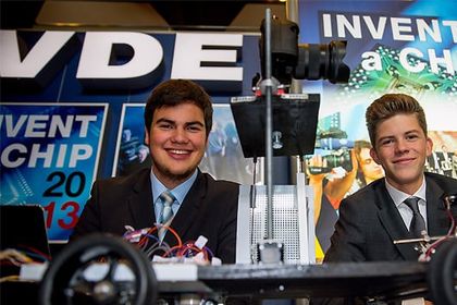 Zweiter Platz für Benjamin Schmiedel und Jannik Kühn bei Invent a Chip