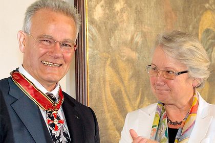 Bundesforschungsministerin Annette Schavan überreichte dem scheidenden Fraunhofer-Präsidenten Prof. Dr.-Ing. Hans-Jörg Bullinger das Bundesverdienstkreuz.