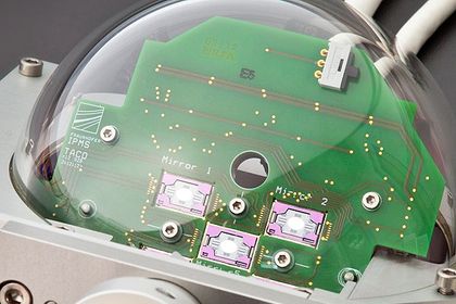 Ein Prototyp eines optischen Scankopfs mit integriertem MEMS-Scannerspiegel-Array ist auf der Security in Essen zu sehen. Ein Prototyp eines optischen Scankopfs mit integriertem MEMS-Scannerspiegel-Array ist auf der Security in Essen zu sehen.