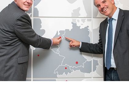 Dietmar Serbée (links) und Christof Zollitsch erweitern die Stemmer-Imaging-Europakarte um die Niederlassung in den Niederlanden.