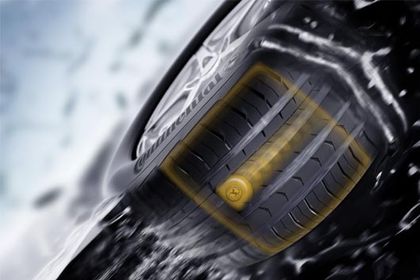 Mit den zukünftig direkt unter der Lauffläche des Reifens verbauten Sensoren erkennt die Elektronik, wie groß diese Aufstandsfläche und errechnet daraus die Zuladung.