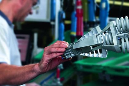 Mensch mit bionischen Handlings Assistent von Festo Mensch mit bionischen Handlings Assistent von Festo