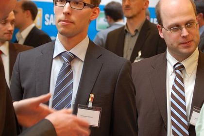 Intelligentes Engineering Besucher im Gespräch