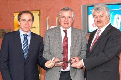 Stabübergabe bei Micro-Epsilon von Karl Wisspeintner an Dr. Sellen und Johann Saltzberger. Stabübergabe bei Micro-Epsilon von Karl Wisspeintner an Dr. Sellen und Johann Saltzberger.
