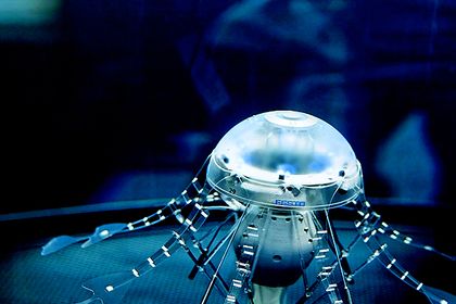 Einer Qualle nachempfunden ist der AquaJelly. Die künstliche autonome Qualle weist als selbststeuerndes System ein ausgeprägtes Schwarmverhalten auf. Einer Qualle nachempfunden ist der AquaJelly. Die künstliche autonome Qualle weist als selbststeuerndes System ein ausgeprägtes Schwarmverhalten auf.